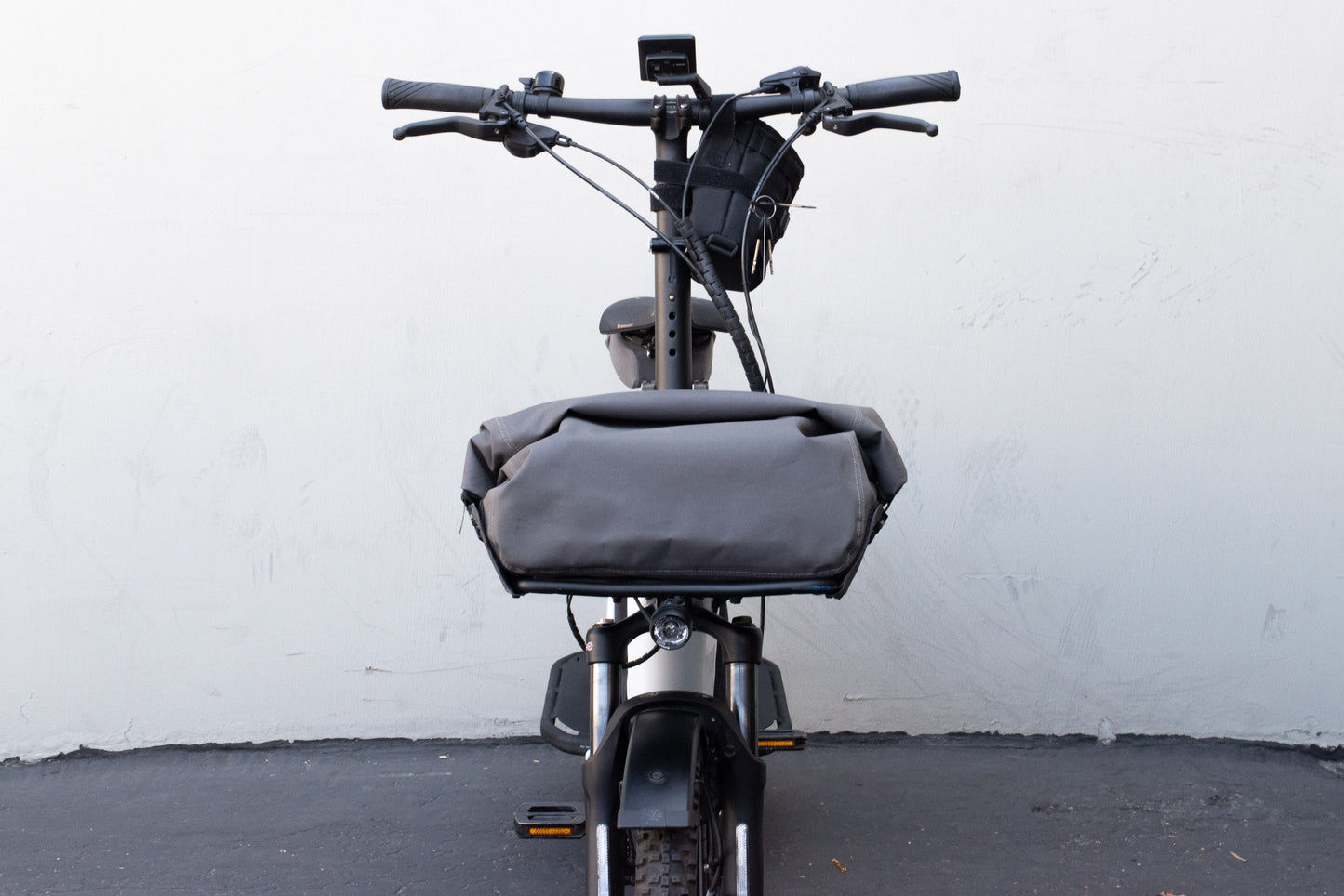 DEMO Riese & Muller Multitinker Touring e-Cargo Bike, Pearl White / Matt Black + Passenger Kit
