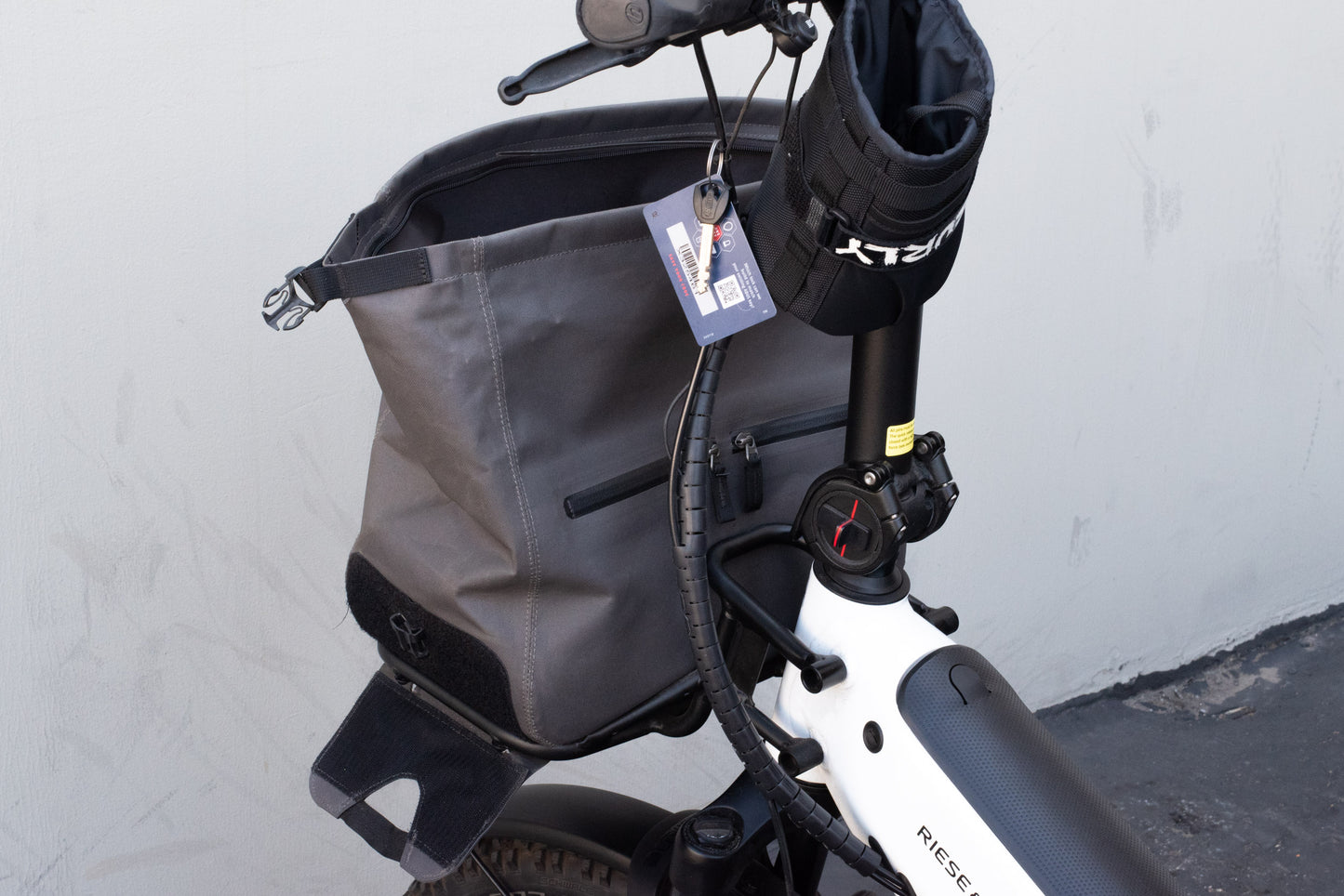 DEMO Riese & Muller Multitinker Touring e-Cargo Bike, Pearl White / Matt Black + Passenger Kit