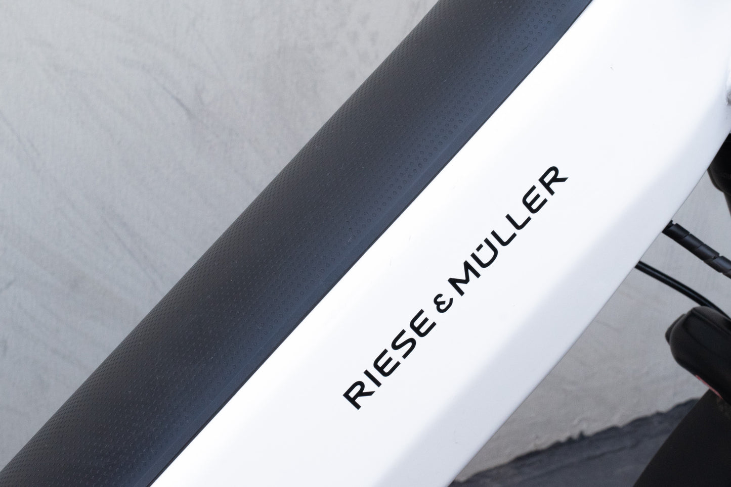 DEMO Riese & Muller Multitinker Touring e-Cargo Bike, Pearl White / Matt Black + Passenger Kit