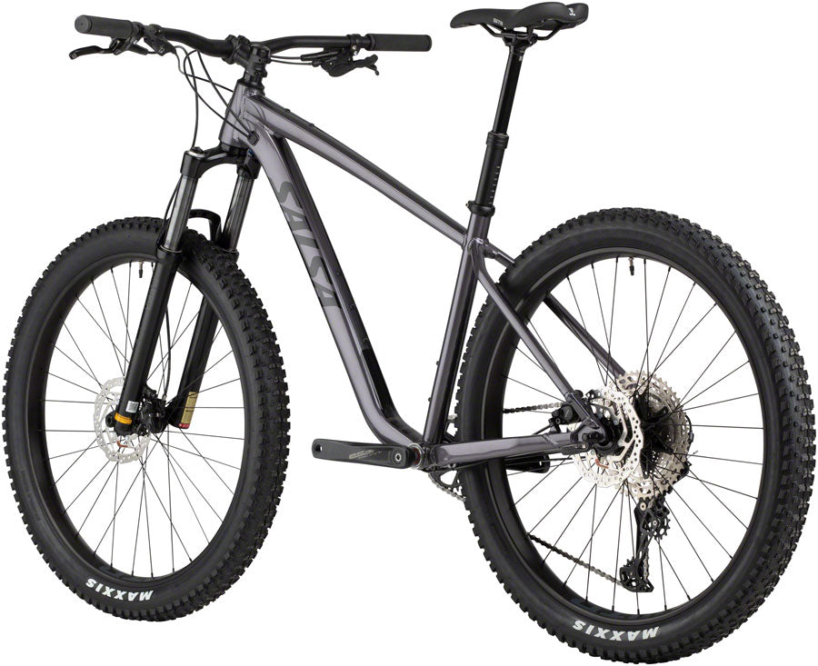 Black hardtail mountain online bike